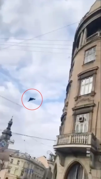 Росія вдень обстрілює західну Україну з безпілотників, поранивши мирних жителів у центрі Львова