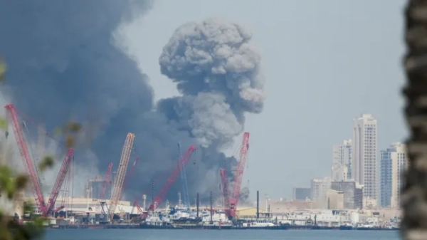 Дим піднімається в небо після вибухів, які було чути в Манамі, Бахрейн, 28 лютого 2026 року.