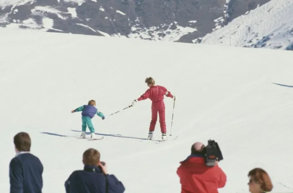 Меган Маркл показала рідкісний знімок 6-річного Арчі, який катається на лижах з принцом Гаррі 6 Діана, принцеса Уельська (1961 - 1997) зі своїм сином принцом Гаррі під час лижного відпочинку в Леху, Австрія, 9 квітня 1991 року.