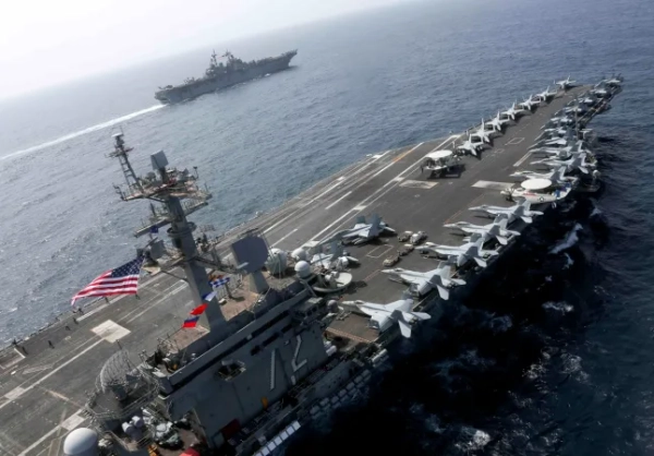 Авіаносець USS Abraham Lincoln (CVN 72) та десантний корабель класу Wasp USS Kearsarge (LHD 3) у воді.