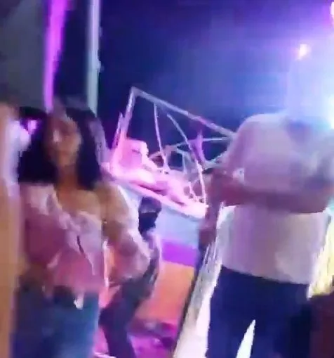 Молода жінка в Мексиці пережила жахливе зіткнення з катастрофою... її драматично зафіксував чоловік на землі внизу після того, як вона зісковзнула з несправного карнавального атракціону. Все це розгорталося на камеру на Великодньому ярмарку в Ометепеку, де 