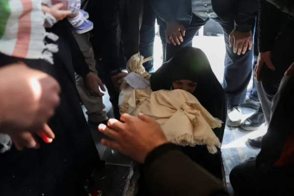 Жінка реагує під час похорону Зайнаб Сахебі, дворічної дитини, яка загинула внаслідок авіаудару на тлі американо-ізраїльського конфлікту з Іраном, у Тегерані, Іран, 7 березня 2026 року.