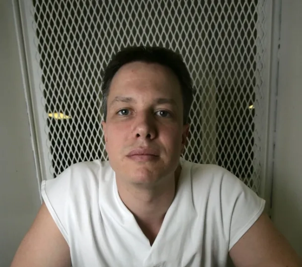 Засуджений до смертної кари Чарльз Віктор Томпсон розповідає з камери смертників під час інтерв'ю в середу, 14 грудня 2005 року, в Лівінгстоні, штат Техас, про те, як він зухвало вийшов з парадних дверей в'язниці округу Гарріс минулого місяця. Томпсон мав три дні свободи, перш ніж його заарештували в Луїзіані. (Фото AP/Девід Дж. Філліп)