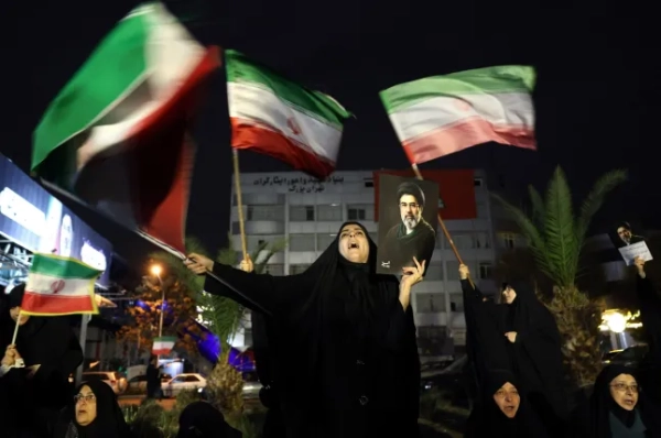 epa12849314 Іранці скандують, розмахують прапорами та тримають плакати нового верховного лідера Ірану Моджтаби Хаменеї під час мітингу на підтримку військових у Тегерані, Іран, 25 березня 2026 року. Спільна військова операція США та Ізраїлю, розпочата 28 лютого 2026 року, продовжує атакувати стратегічні об'єкти по всьому Ірану. EPA/ABEDIN TAHERKENAREH