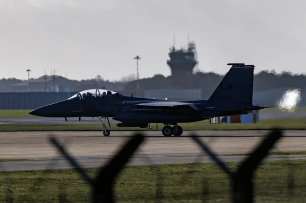 Велика Британія заборонила Трампу використовувати британські авіабази для нападу на Іран 4 ЛЕЙКЕНХІТ, АНГЛІЯ – 7 СІЧНЯ: Винищувач F-15 рулить з авіабази Лейкенхіт 7 січня 2026 року в Мілденхоллі, Англія. Нещодавно з'явилися повідомлення про збільшення кількості літаків ВПС США, що прибувають на американські бази в Англії цього тижня, включаючи авіабазу Ферфорд у Глостерширі та авіабазу Мілденхолл у Саффолку. Ці повідомлення з'явилися на тлі обіцянок американських чиновників, включаючи президента, отримати Гренландію, самокеровану територію Данії, яка є членом НАТО. (Фото Дена Кітвуда/Getty Images)