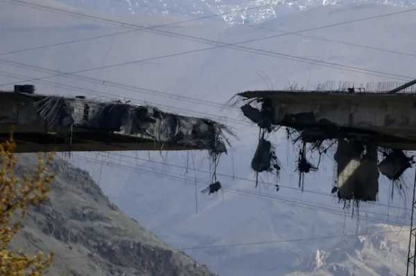 КАРАДЖ, ІРАН ​​– 3 КВІТНЯ: Значні ділянки мосту B1 зруйновані після авіаудару, який приписують Сполученим Штатам та Ізраїлю, по об'єкту поблизу Тегерана, в Караджі, Іран, 3 квітня 2026 року. (Фото Фатеме Бахрамі/Anadolu via Getty Images)