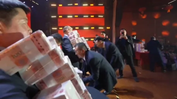 Чому воюють Пакистан та Афганістан? Країни оголошують «відкриту війну» 8 Працівники несуть великі пачки готівки.