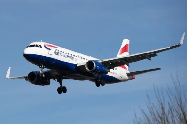 Літак British Airways ширяє в повітрі.