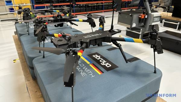 Зеленський та Пісторіус оглянули спільне німецько-українське підприємство з випуску БПЛА. 7