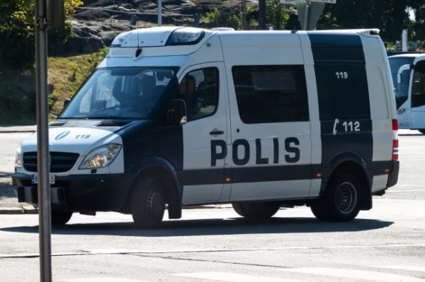 Фінський поліцейський фургон, припаркований на дорозі в Гельсінкі, Фінляндія