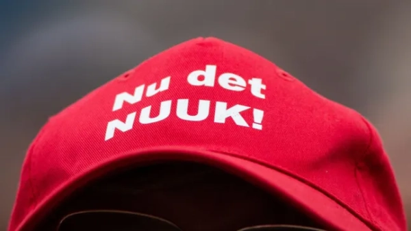 Протестувальник у кепці Anti-MAGA «Nu det NUUK!» під час демонстрації під гаслами «Руки геть від Гренландії» та «Гренландія для гренландців» на площі міської ратуші в Копенгагені, Данія, 17 січня 2026 року. (Фото: Крістіан Туксен Ладегаард Берг/NurPhoto/Shutterstock)