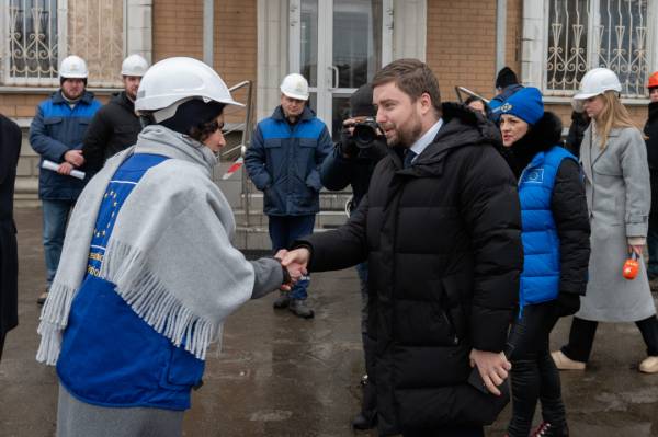 Єврокомісар Лябіб відвідала постраждалу від російських ударів Дарницьку ТЕЦ в Києві. 15