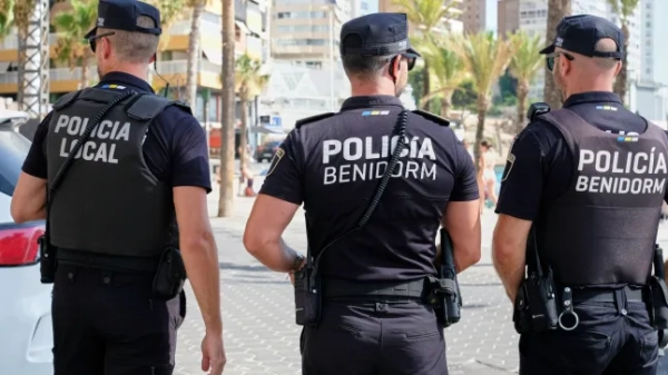 Бенідорм, Іспанія – 31 липня 2024 р.: Поліцейські місцевої поліції Бенідорма патрулюють набережну Пасео Марітайм.; Shutterstock ID 2506777419; замовлення_на_продаж: -; робота: -; клієнт: -; інше: