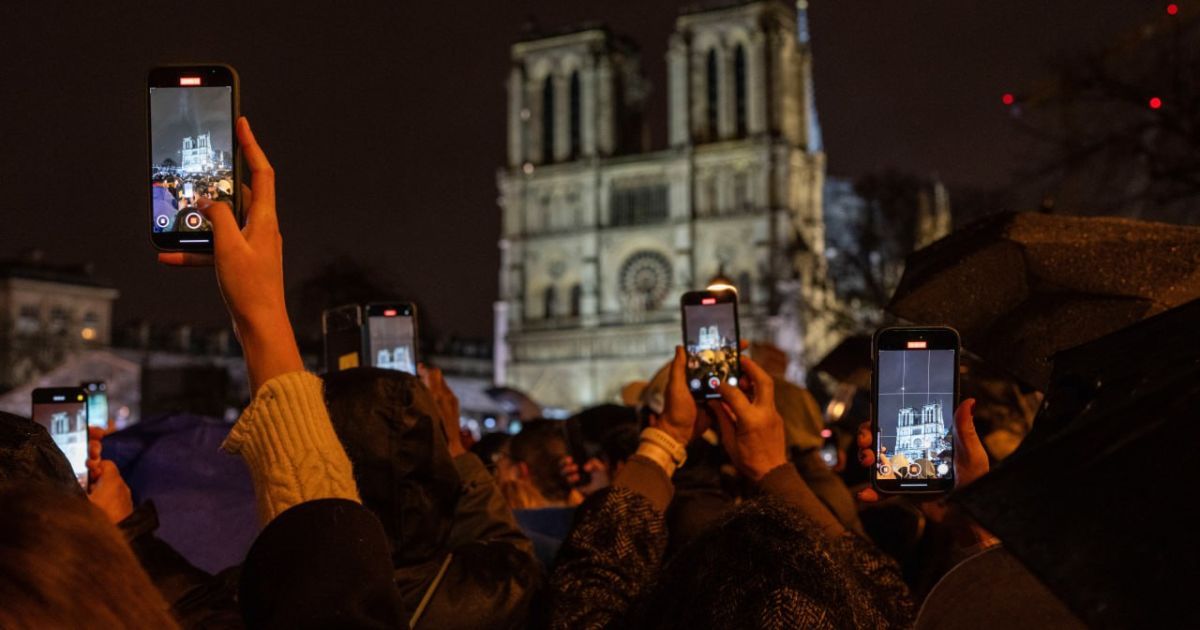 Відкриття реконструйованого Нотр-Дам у Парижі