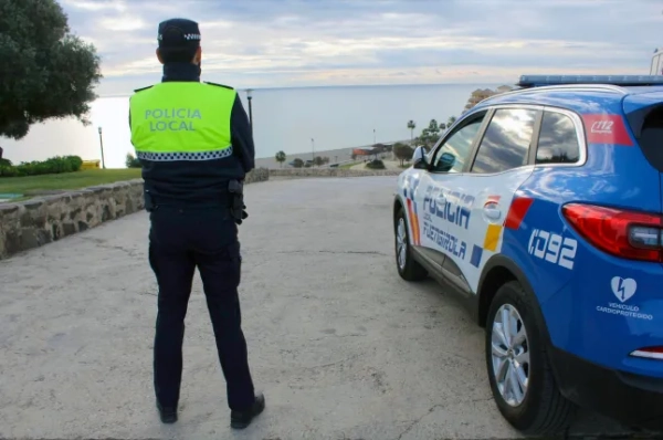 Таксист напав на пасажира за відрижку в машині 4 **ЗОБРАЖЕННЯ ЗАГАЛЬНОГО ВІДЕО З SOLARPIX.COM** **ПЛАТА ЗА ВИКОРИСТАННЯ ОНЛАЙН-СЛУЖБИ У ВЕЛИКОБРИТАНІЇ ЗА КОЖНЕ ЗОБРАЖЕННЯ: 1-ше 40,00 фунтів стерлінгів, 2-ге 20,00 фунтів стерлінгів, ВКЛЮЧАЮЧИ ВІДЕОЗНІМКИ. - БЕЗ ОБМЕЖЕННЯ ЦІНИ - ТАРИФИ ЗА ВІДЕО ЗА СТАНДАРТНИМИ ТАРИФАМИ** **ПОВНИЙ ТЕКСТ ВІД НАТАЛІЇ ПЕНЗА** -ТЕЛ.: +34 659 567 821** natypenza@gmail.com НОМЕР ВАКАНСІЇ: 23363 ASA/NPZ/ ДАТА: 01.03.2026 Підпис: Водія ТАКСІ заарештували на курорті Коста-Нью-Йорк за ймовірний напад на ірландського туриста за те, що той відригнув у його таксі. 65-річного потерпілого було доставлено до лікарні після отримання серйозних поранень голови та обличчя, коли його «вдарили кулаком об землю» під час жорстокого нападу у Фуенхіролі. Це фото: Місцева поліція Фуенхіроли. **ОБОВ'ЯЗКОВО ВКАЗАТИ SOLARPIX.COM ЯК УМОВА ПУБЛІКАЦІЇ** **ПРАВА SOLARPIX - ПОШИРЕННЯ ПО ВСЬОМУ СВІТУ** **ТЕЛЕФОНУЙТЕ НАМ ЗА НОМЕРОМ: +34 609568865 ** електронна пошта: alert@solarpix.com