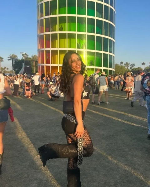 Жінка з чорним волоссям позує на вулиці