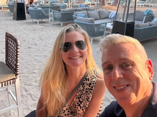 «Ця поїздка до Дубая мала б мене розслабити перед хіміотерапією, а тепер це кошмар» 6 Мати однієї дитини з Плімута, хвора на рак легенів третьої стадії, розповіла про свій страх гостро захворіти, опинившись у Дубаї. «У мене жахливий біль у грудях, ймовірно, спричинений раком, а стрес від того, що я застрягла далеко від дому, погіршує мої симптоми», – сказала Лінзі Стоун газеті Metro. «Я відчуваю, що моє здоров’я раптово погіршується, і я боюся того, що може статися, якщо мені знадобиться термінова медична допомога». 47-річна жінка, яка зупинилася в готелі Palm Atlantis зі своїм чоловіком Полом та їхньою одинадцятирічною донькою Саммер, мала летіти додому минулої неділі після тижневої відпустки. Натомість, після скасування їхнього рейсу, вони залишилися в невіданні щодо того, коли зможуть повернутися додому. «Ми летіли Virgin Airways, і брак інформації був жахливим, тому ми не маємо уявлення, коли зможемо звідси вибратися», – додала вона. «Не допомагає й те, що готель досі бере з нас 500 фунтів стерлінгів на день за те, щоб ми були тут». Виявивши у пані Стоун у січні пухлину на ключиці, лікар порадив їй зробити біопсію, в результаті якої лікарня діагностувала пухлину легені. «Новина мене просто приголомшила, оскільки це мутація, яка може вражати молодих жінок та некурців, і до того часу я була у формі та здоровою. Ця відпустка мала бути розслаблюючим відпочинком перед початком хіміотерапії, яка мала відбутися у п’ятницю. Натомість вона перетворилася на кошмар». Саме в суботу, коли вони були в басейні готелю, родина вперше дізналася про ознаки того, що щось не так. «Спочатку я не зрозуміла, що відбувається», – пояснила пані Стоун. «Я раптом дуже налякалася, коли друзі з дому писали мені, щоб запитати, чи все зі мною гаразд, і саме в цей момент над нашими головами перехопили дрон, і ми всі запанікували та побігли всередину». «Потім ми протягом дня і ночі чули вибухи та літаки над головою, а на наші телефони надходили сповіщення». Відтоді родині не дозволялося віддалятися від зони басейну готелю, оскільки було запроваджено обмеження на перебування поблизу. «Все це було сюрреалістично та страшно, і найгірше – це брак інформації», – додала пані Стоун. «Я повідомила посольство Великої Британії та нашу авіакомпанію про свої термінові медичні потреби, але жодної відповіді не було, тому я не знаю, що робити далі. Це справжній безлад. Мені терміново потрібна хіміотерапія, і я дуже боюся, що все погіршиться і я тут сильно захворію».