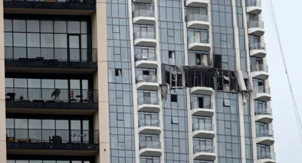 epa12814066 Вигляд пошкодженої частини вежі Dubai Creek Harbour Tower після того, як її збив іранський безпілотник у Дубаї, Об'єднані Арабські Емірати, 12 березня 2026 року. EPA/STRINGER