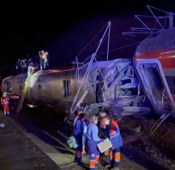 Рятувальники шукають уламки після того, як два швидкісні поїзди зійшли з рейок в Адамусі, поблизу Кордови, Іспанія, 18 січня 2026 року. @eleanorinthesky через X/Handout через REUTERS ЦЕ ЗОБРАЖЕННЯ НАДАНО ТРЕТІЄЮ СТОРОНОЮ. ЛІНІЯ ПІДТВЕРДЖЕННЯ:??? Reuters вдалося підтвердити місцезнаходження, порівнявши підтверджуючі візуальні матеріали. Reuters вдалося підтвердити дату завдяки підтверджувальним звітам.