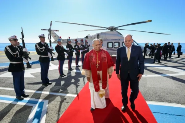 epa12856180 Фотографія роздаткового матеріалу, надана Vatican Media, показує, як принц Монако Альберт II вітає Папу Лева XIV під час його одноденної поїздки до Монако, 28 березня 2026 року. Папа Лев XIV перебуває з апостольською подорожжю до Монако. EPA/VATICAN MEDIA РОЗДАТКОВИЙ МАТЕРІАЛ РОЗДАТКОВИЙ МАТЕРІАЛ ТІЛЬКИ ДЛЯ РЕДАКЦІЙНОГО ВИКОРИСТАННЯ/НЕ ПРОДАЄТЬСЯ