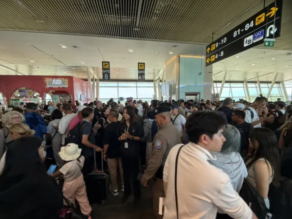 Люди чекають в аеропорту Пхукета в Таїланді.