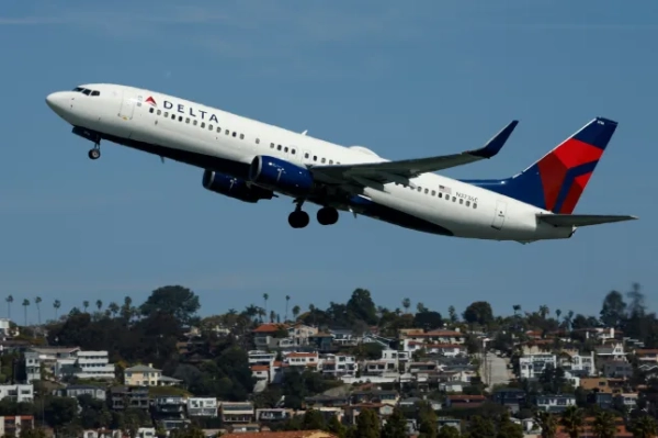 САН-ДІЄГО, КАЛІФОРНІЯ – 4 БЕРЕЗНЯ: Boeing 737-832 авіакомпанії Delta Airlines вилітає з міжнародного аеропорту Сан-Дієго до Сіетла 4 березня 2025 року в Сан-Дієго, Каліфорнія. (Фото Кевіна Картера/Getty Images)