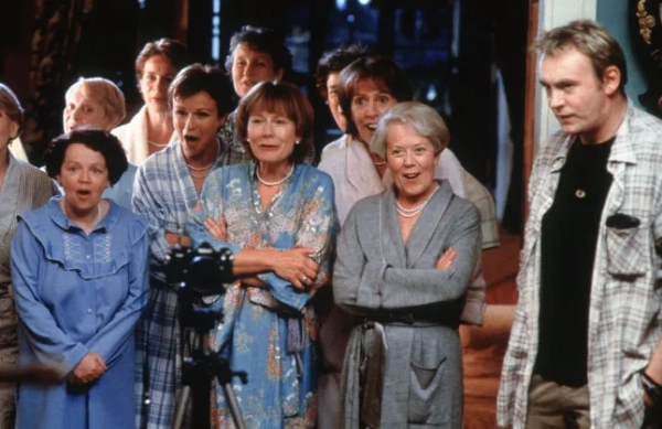 Тільки для редакційного використання. Обов'язкове посилання: Фото THA/Shutterstock (15082774e). Кадр з фільму «Дівчата з календаря». Леслі Стейплз, Анджела Карран, Джулі Волтерс, Розалінд Марч, Пенелопа Вілтон, Аннет Кросбі, Філіп Гленістер. Фото: Яап Буйтендійк, 2003. Буена-Віста, «Дівчата з календаря», 2003.