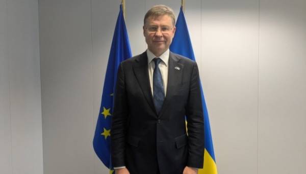 Допомога ЄС військовим силам вимагає змін в Україні - Домбровскіс 2