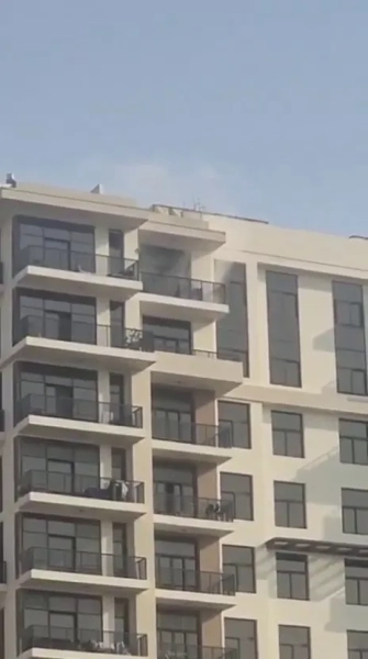 Середній крупний план білого багатоквартирного будинку