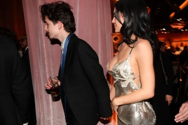 Тімоті Шаламе, Кайлі Дженнер під час 82-ї щорічної церемонії вручення премії «Золотий глобус», що відбулася в готелі Beverly Hilton 5 січня 2025 року в Беверлі-Гіллз, Каліфорнія. (Фото Крістофера Полка/GG2025/Penske Media через Getty Images)