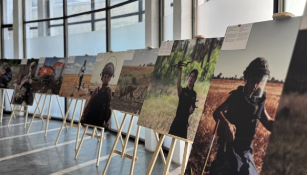 У столичному метро відкрили виставку про жінок, які розміновують Україну