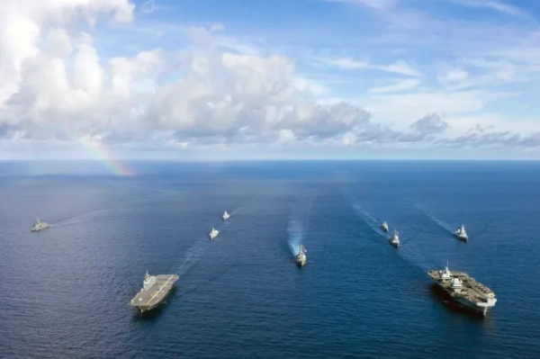 Роздаткове фото, видане Міністерством оборони США: (зліва направо) JS Akebono, JS Kaga, HMCS Ville de Quebec, HNoMS Roald Amundsen, USS Higgins, HMS Prince of Wales, HMAS Brisbane, HMS Richmond та HMS Dauntless, кораблі Королівського флоту йдуть поруч із Військово-морськими силами Республіки Корея у вівторок. 25-та ударна група британського авіаносця йшла у щільному строю поруч із Військово-морськими силами Республіки Корея, продемонструвавши об'єднану силу, точність та партнерство під час морських навчань в Індо-Тихоокеанському регіоні. Дата випуску: вівторок, 9 вересня 2025 року. Фото PA. Автор фото: LPhot Henry Parks/PA Wire. ПРИМІТКА ДЛЯ РЕДАКТОРІВ: Це роздаткове фото може використовуватися лише для редакційних репортажів для сучасної ілюстрації подій, речей або людей на зображенні або фактів, згаданих у підписі. Повторне використання зображення може вимагати додаткового дозволу від власника авторських прав.