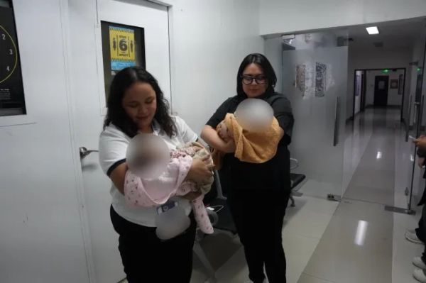 Подружжя намагалося продати свою 12-денну доньку, щоб профінансувати бізнес з продажу вуличної їжі 5 Подружжя було заарештовано за нібито спробу продати свою новонароджену доньку для фінансування свого бізнесу з продажу вуличної їжі на Філіппінах. Мати та батько, 22 та 19 років, як повідомляється, виставили 12-денну дитину на продаж в Інтернеті, перш ніж їх спіймали під час операції в жвавому торговому центрі в провінції Булакан 2 лютого. Агенти під прикриттям видавали себе за покупців та домовилися про зустріч, щоб купити немовля за 27 500 філіппінських песо, що приблизно дорівнює середній місячній зарплаті фахівця початкового рівня в країні. Після ідентифікації підозрюваних, які харчувалися в місцевій мережі швидкого харчування, співробітники Центру захисту жінок та дітей Національної поліції Філіппін увірвалися туди та заарештували пару за підозрою в торгівлі людьми та жорстокому поводженні з дітьми. ПАКЕТ: Фотографії, текст