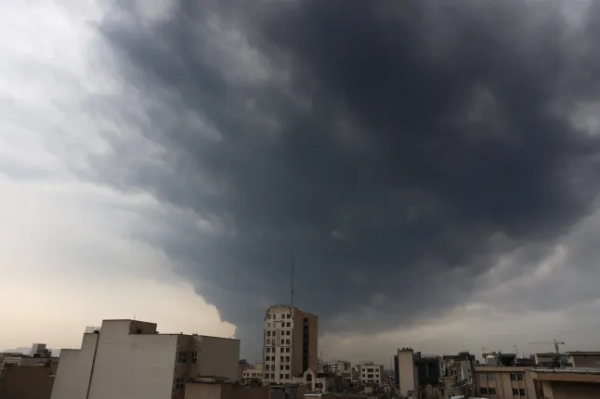 epa12803023 Дим піднімається з тегеранського нафтопереробного заводу після вчорашнього авіаудару в Тегерані, Іран, 8 березня 2026 року. Спільна військова операція Ізраїлю та США, спрямована проти кількох місць по всьому Ірану, триває з ранку 28 лютого 2026 року. EPA/ABEDIN TAHERKENAREH