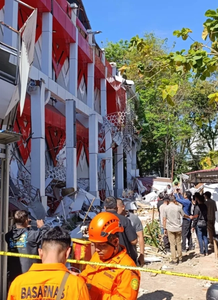 Обов'язкове джерело: Фото Xinhua/Shutterstock (16812895c) Рятувальники працюють серед завалів пошкоджених будівель у Манадо, Північний Сулавесі, Індонезія, 2 квітня 2026 року. За даними місцевої пошуково-рятувальної групи, жінку знайшли мертвою після потужного землетрусу магнітудою 7,6 бала, який стався в регіоні Малуку на сході Індонезії рано вранці в четвер. Жертва, 70-річна мешканка регентства Мінахаса на Північному Сулавесі, загинула внаслідок обвалу будівельних уламків під час землетрусу, повідомила місцева пошуково-рятувальна група в Манадо, столиці Північного Сулавесі. Наслідки землетрусу в Манадо, Північний Сулавесі, Індонезія - 2 квітня 2026 року