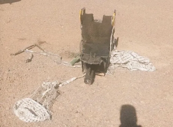 03/04/2026 - ІРАН - Зображення катапультного крісла в піску на півдні Ірану. На півдні Ірану триває пошуково-рятувальна операція збитого американського винищувача F-15, підтвердили два джерела новинним агентствам. Невідомо, скільки членів екіпажу було на борту. На зображеннях, опублікованих у соціальних мережах, видно літак-заправник та два гелікоптери, що низько летять над провінцією Хузестан, що відповідає пошуково-рятувальній місії. Державні ЗМІ Ірану стверджують, що іранські сили збили літак. ФОТО: UNPIXS 03/04/2026
