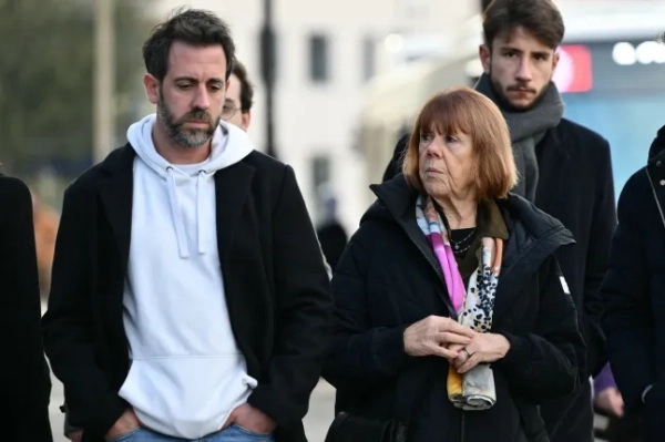 Жізель Пеліко (справа направо) виходить із будівлі суду зі своїм сином Флоріаном