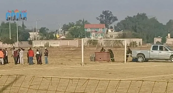 Люди на місці аварії повітряної кулі в Мексиці.