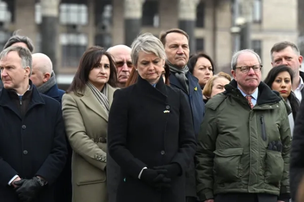 КИЇВ, УКРАЇНА – 24 ЛЮТОГО: Міністр закордонних справ Великої Британії Іветт Купер стоїть з високопосадовцями на Майдані Незалежності під час церемонії з нагоди четвертої річниці повномасштабного вторгнення Росії в Україну 24 лютого 2026 року в Києві, Україна. Міністр закордонних справ Великої Британії приєдналася до інших європейських чиновників, які відвідали столицю України з нагоди четвертої річниці широкомасштабного вторгнення Росії в країну. 24 лютого 2022 року Росія розпочала повномасштабне вторгнення в Україну, що ознаменувало масштабну ескалацію конфлікту, який розпочався з анексії Криму в 2014 році. (Фото Леона Ніла/Getty Images)