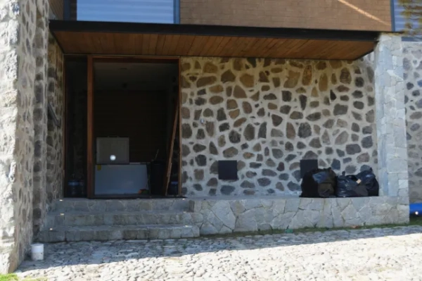 Морозильна камера в будинку, де лідер мексиканського наркокартелю Немесіо Осегера, більш відомий як «Ель Менчо», провів свої останні години, перш ніж був поранений під час військового рейду та згодом помер під час транспортування на гелікоптері, поблизу Тапальпи, Мексика, 24 лютого 2026 року. REUTERS/Liberto Urena