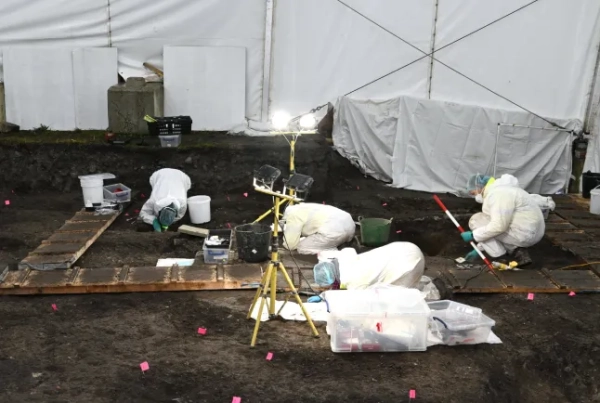 Недатоване фото роздаткового матеріалу, видане Офісом директора уповноваженого втручання Туам (ODAIT), де представлені судово-медичні співробітники, що працюють на місці події. Ще 22 комплекти останків немовлят було виявлено під час судово-медичних розкопок на місці колишнього будинку матері та дитини в Туамі, графство Голуей. Загальна кількість комплектів останків немовлят, виявлених Офісом директора уповноваженого втручання Туам з початку роботи на місці події в липні, становить 33. Дата публікації: п'ятниця, 6 лютого 2026 року. Фото PA. Автор фото: ODAIT/PA Wire. ПРИМІТКА ДЛЯ РЕДАКТОРІВ: Це фото роздаткового матеріалу може використовуватися лише для редакційних репортажів для сучасної ілюстрації подій, речей або людей на зображенні або фактів, згаданих у підписі. Повторне використання зображення може вимагати додаткового дозволу від власника авторських прав.