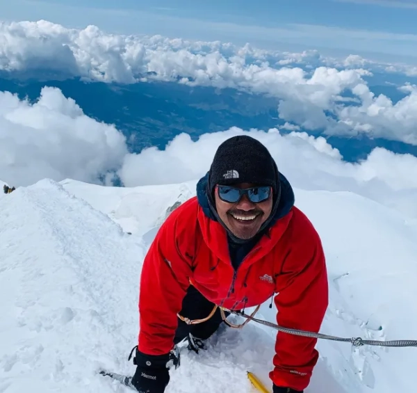 Неймовірна подорож подвійного ампутанта до сходження на найвищі вершини кожного континенту 22 Неймовірна подорож подвійного ампутанта до сходження на найвищі вершини кожного континенту 20