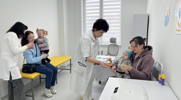 У Київській поліклініці запрацював "Куточок піклування" для матусь і татусів з малюками до 4 років 10