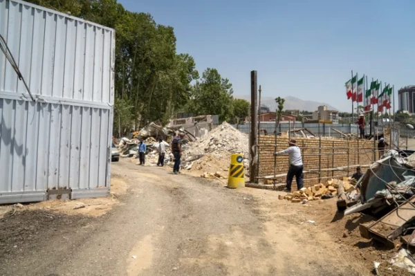 ТЕГЕРАН, ІРАН – 1 ЛИПНЯ: Робітники ремонтують головний вхід до в'язниці Евін після того, як 23 червня по ній було завдано авіаудару Ізраїлем. Фото від 1 липня 2025 року в Тегерані, Іран. В'язниця Евін була серед кількох об'єктів, що зазнали ударів Ізраїлю до угоди про припинення вогню, яка набула чинності 24 червня. (Фото Маджида Саїді/Getty Images)
