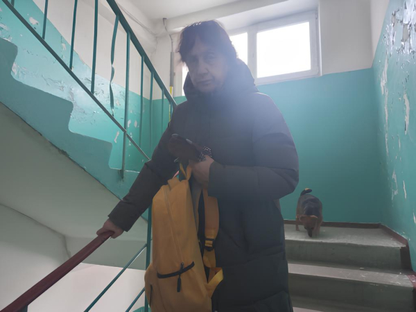 Надія Сергіївна підіймається на 6-й поверх пішки.