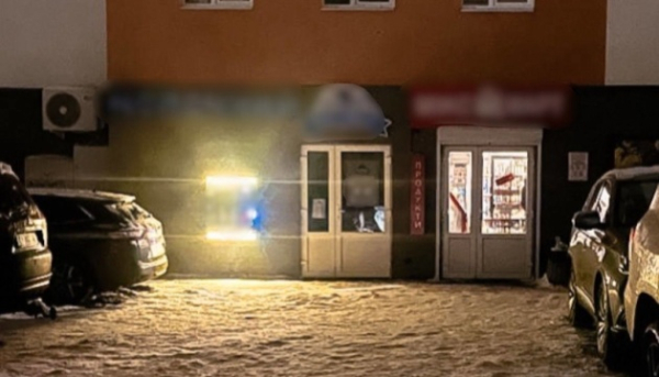 Під Києвом чоловік погрожував продавчині пістолетом і пограбував магазин