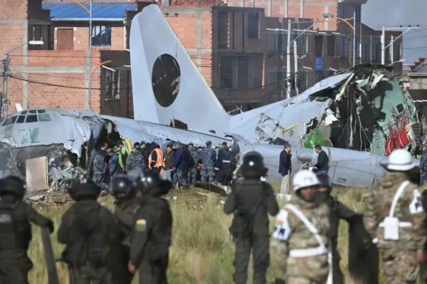 Рятувальні команди, військовослужбовці та судово-медичні експерти працюють на місці катастрофи літака Lockheed C-130 (FAB-81) ВПС Болівії в Ель-Альто, поблизу Ла-Паса, 28 лютого 2026 року. Щонайменше 20 людей загинули 27 лютого внаслідок катастрофи військового літака в Болівії, який перевозив готівку та розбився під час посадки в аеропорту Ель-Альто, поблизу Ла-Паса, повідомила влада. (Фото AIZAR RALDES / AFP via Getty Images)