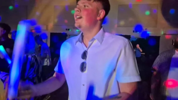 Аарон Міллс. // Спустошений батько, який втратив свого 18-річного сина через менінгіт, подумавши, що у нього грип першокурсника, каже, що намагався попередити університети про небезпеку смертельної хвороби. 50-річний Ентоні Міллс сказав, що його 