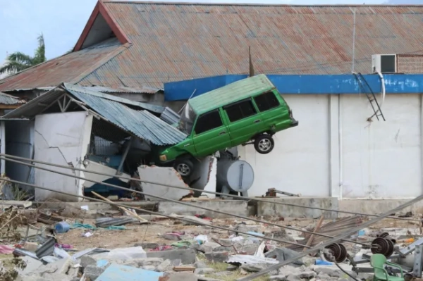 ПАЛУ, ІНДОНЕЗІЯ – 7 ЖОВТНЯ: На фотографії видно, як автомобіль застряг у стіні пошкодженого будинку після землетрусу магнітудою 7,7 бала та хвилі цунамі в Палу, Центральний Сулавесі, Індонезія, 7 жовтня 2018 року. За даними офіційних осіб, кількість загиблих внаслідок руйнівного землетрусу та цунамі зросла до 1347 осіб, близько 800 людей у ​​лікарнях отримали серйозні травми, а близько 62 000 осіб були переміщені до 24 таборів по всьому регіону. (Фото Сельмана Тура/Anadolu Agency/Getty Images)