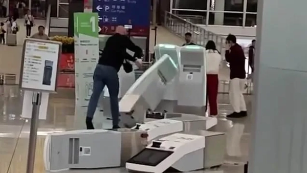 Британець обурений автоматом реєстрації в аеропорту перед арештом за віагру 4